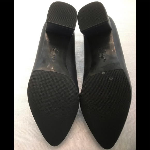 New in Box Trotters Kari Navy Blue Leather 2" Block Heel Pumps 7 Wide - Picture 7 of 10